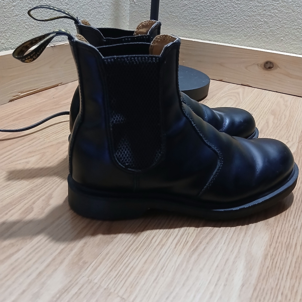 Doc Marten 2976 Smooth Leather Chelsea Boots - Picture 3 of 9